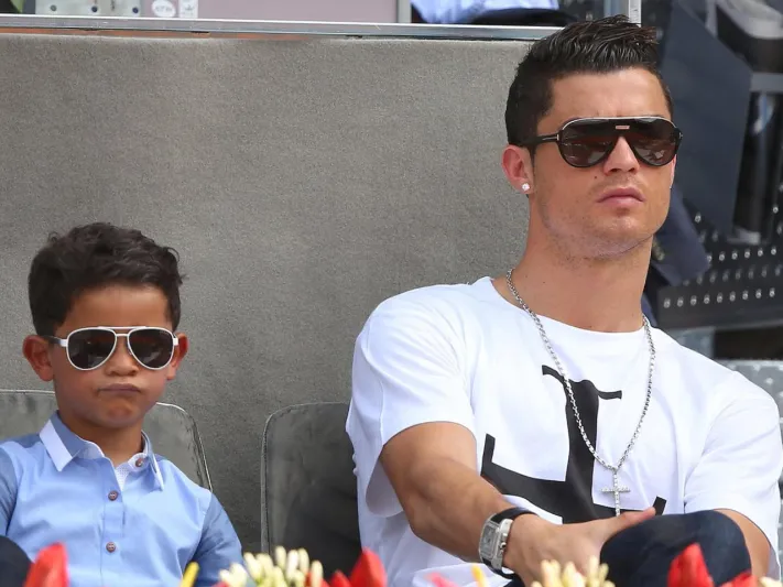 بالفيديو ابن رونالدو يسجل ضربة حرة بحركات والده