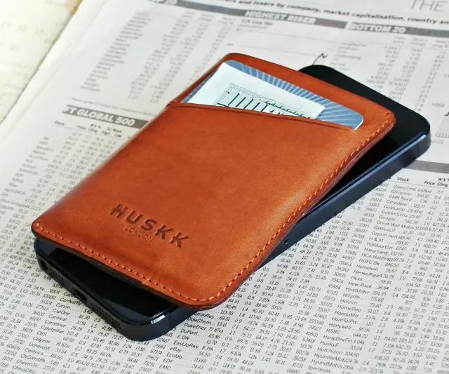 أرقى ماركات حافظات النقود الرجالية.. اشتريها من هنا (صور)