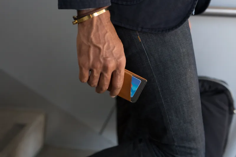 أرقى ماركات حافظات النقود الرجالية.. اشتريها من هنا (صور)