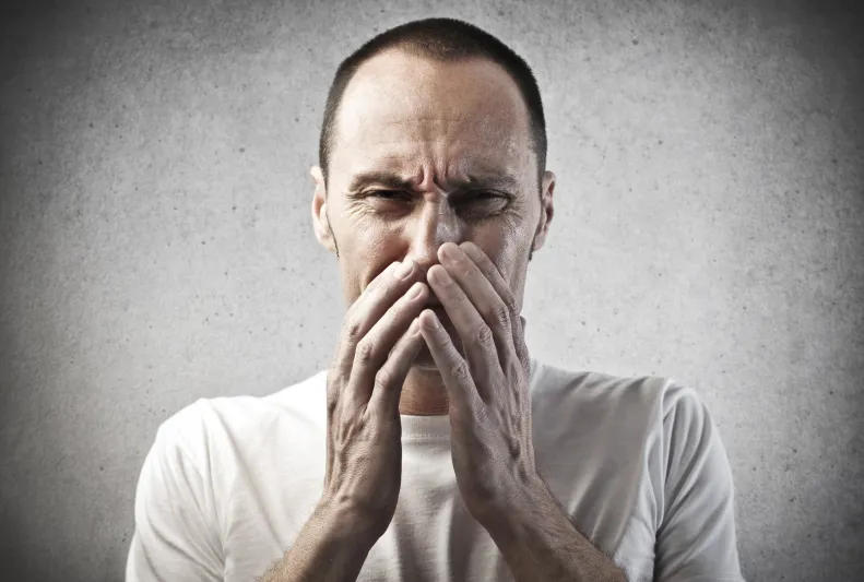 ما هي مخاطر كتم العطاس؟