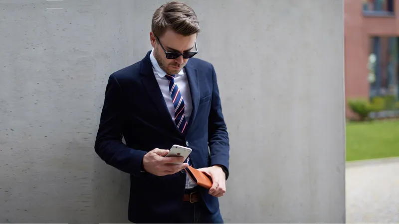 أرقى ماركات حافظات النقود الرجالية.. اشتريها من هنا (صور)