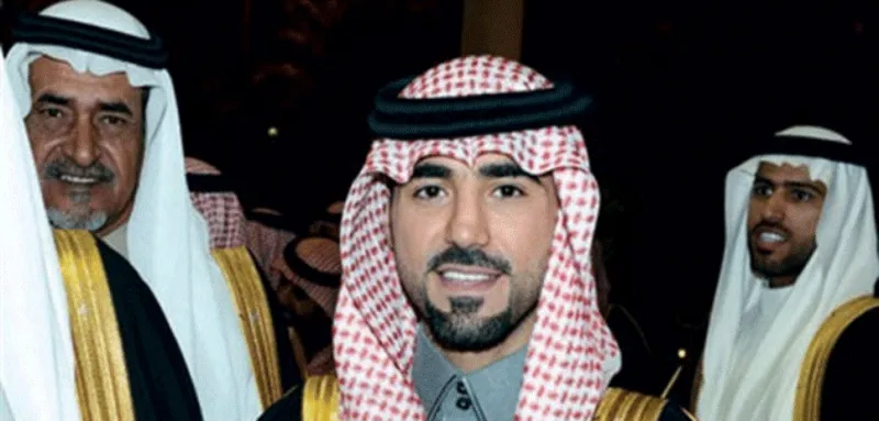 فيديو| خادم الحرمين يُعزي الأمير سلطان بن ناصر في ابنه