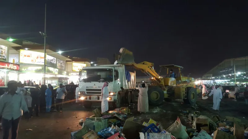 فيديو غريب لإزالة مخالفات سوق بجدة بطريقة فوضوية