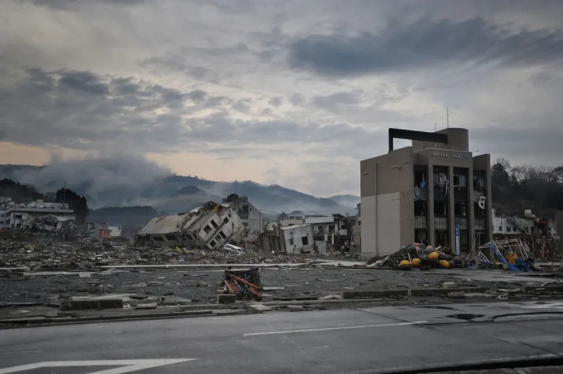 فيديو| إزالة «مبنى» أثناء مرور السيارات بالمدينة المنورة
