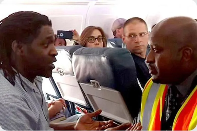 شاهد| طرد رجل من طائرة أمريكية بسبب «ذهابه للحمام»!