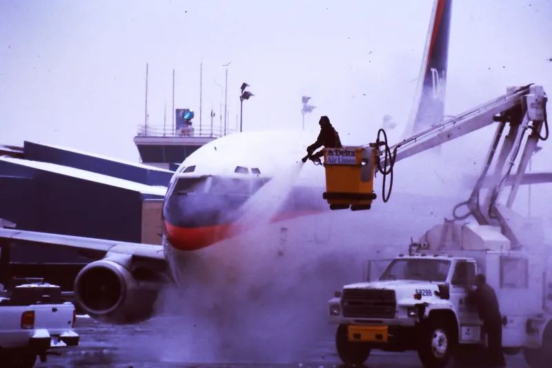 شاهد| طرد رجل من طائرة أمريكية بسبب «ذهابه للحمام»!