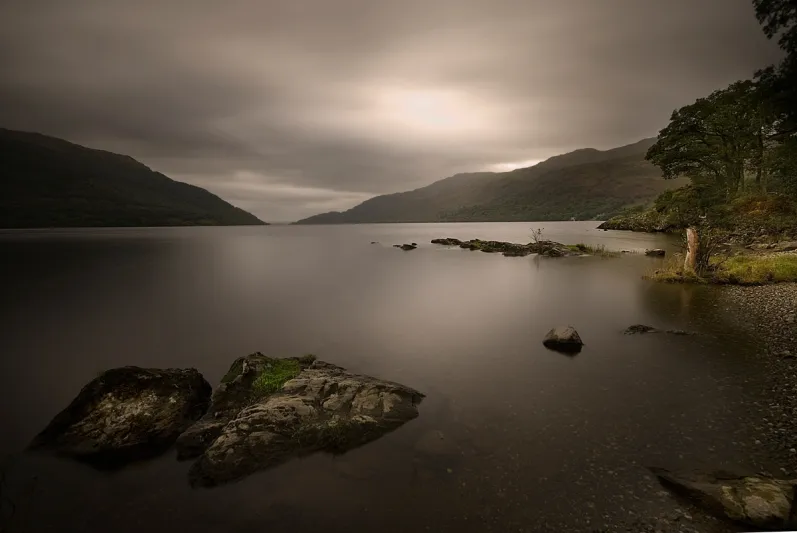 تقع على حافة جبل شاهق.. بحيرة لوموند الإسكتلندية المذهلة