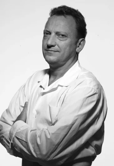 صانع العطور «إيف كاسار» يكشف أسرار عطر Pure Gold Euphoria (صور)