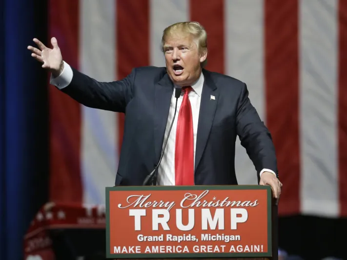 ما سر الزر الأحمر أمام مكتب ترامب ؟! (صور)