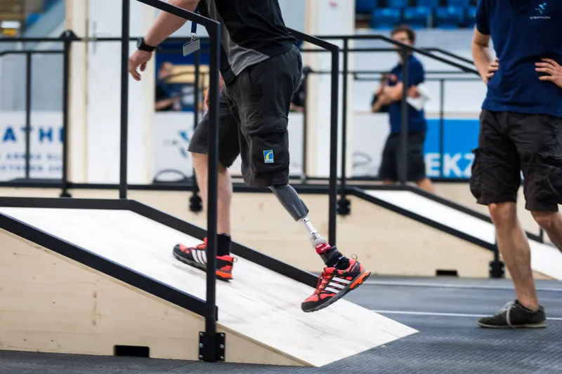 فيديو| مؤثر ممرضة تتدرب مرابطأ فقد ساقيه علي الماشي بأطراف صناعية