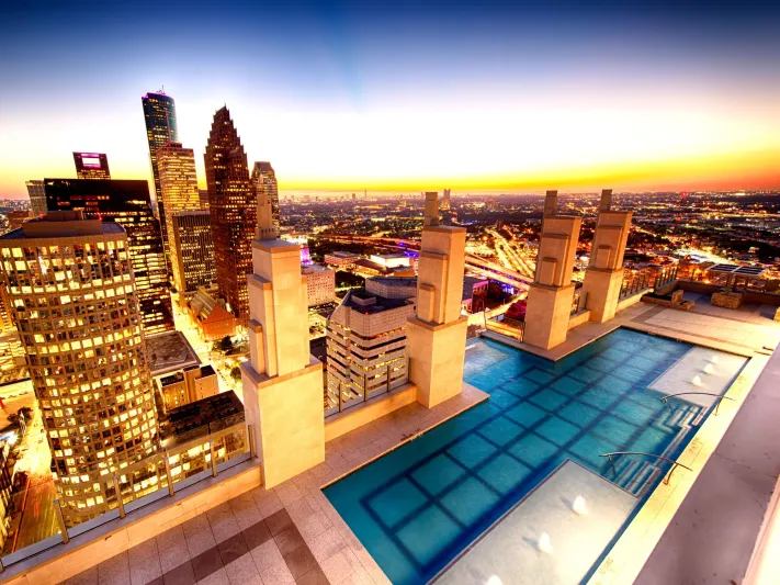 بركة سباحة شفافة في تكساس ستجعلك تشعر كأنك تطفو في الهواء