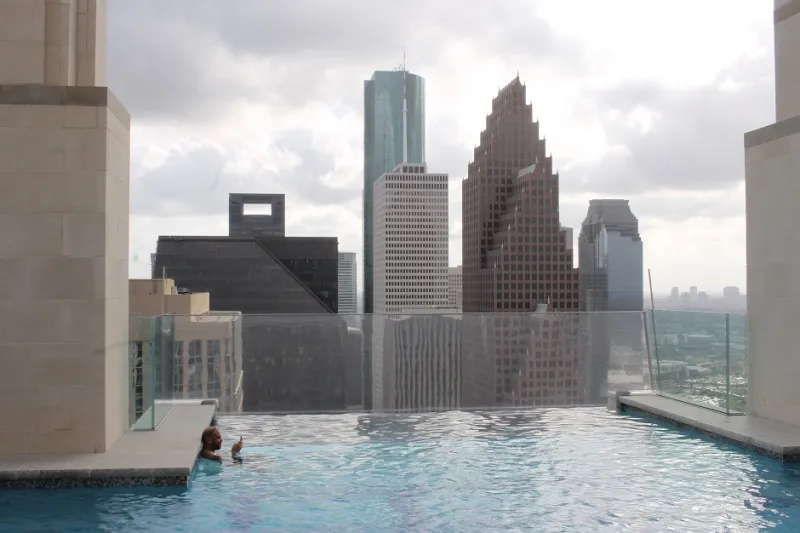 بركة سباحة شفافة في تكساس ستجعلك تشعر كأنك تطفو في الهواء