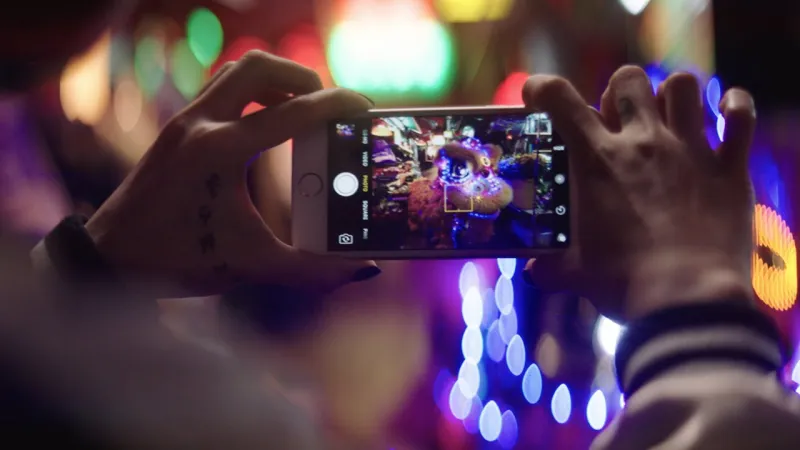 شاهد| أحدث إعلانات آيفون 7 بلس.. "ركّز على من تحب"