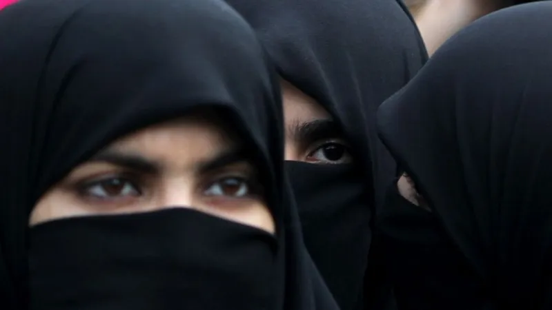 فيديو|مواطنون يقبضون على متسول متنكراً بزي نسائي