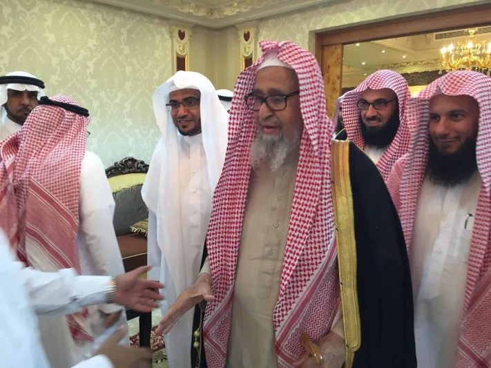 فيديو|نائب أمير الرياض يزور الشيخ الفوزان بمنزله