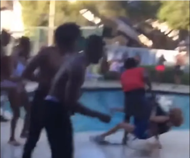 فيديو صادم| شباب يضربون سيدة مسنة ويلقوها في حمام سباحة!