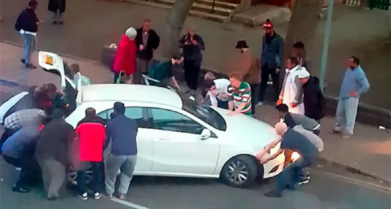 فيديو| طفل تحت عجلات مرسيدس.. شاهد كيف تصرف هؤلاء الأشخاص