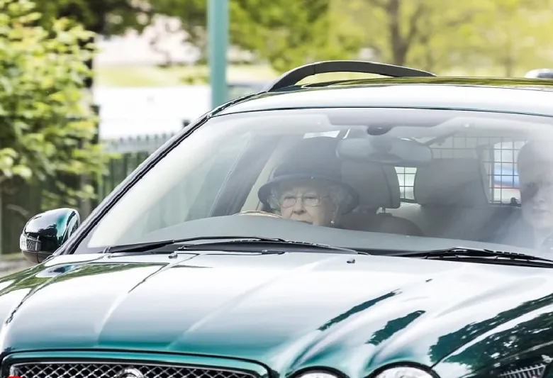 رغم تقدمها في العمر .. الملكة إليزابيث تقود سيارة جاغوار بنفسها (صور) 