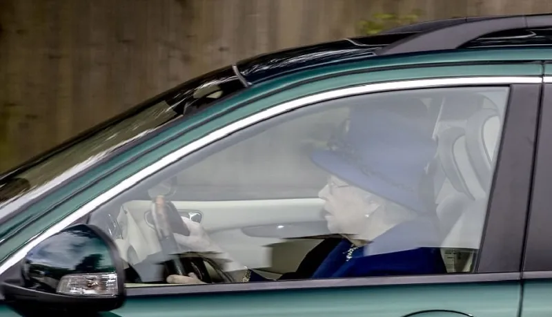 رغم تقدمها في العمر .. الملكة إليزابيث تقود سيارة جاغوار بنفسها (صور) 