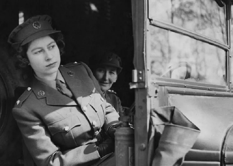 رغم تقدمها في العمر .. الملكة إليزابيث تقود سيارة جاغوار بنفسها (صور) 