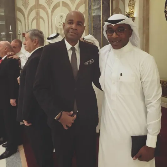 فيديو| رحلة كفاح شاب من غاسل صحون إلى مدير لشركة كبرى