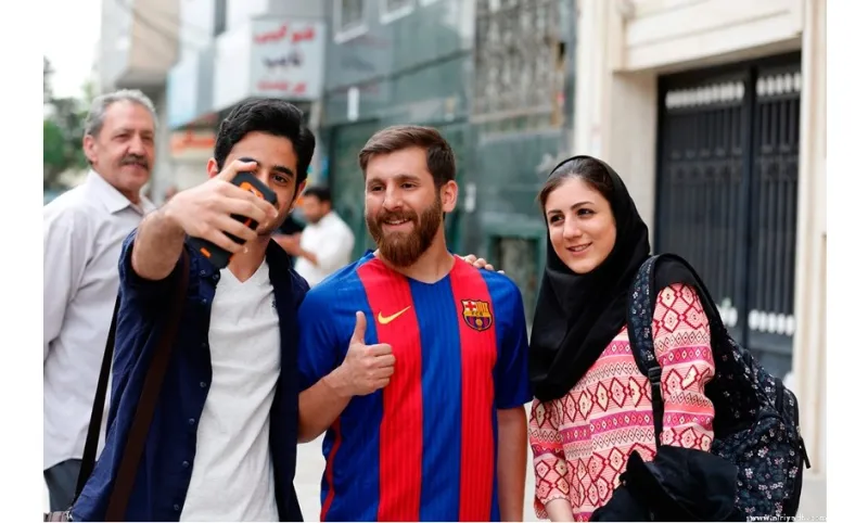 ميسي يتجول في طهران