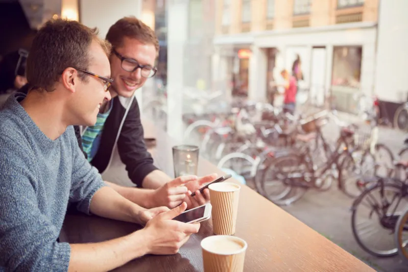 ١٠ أنواع من الأصدقاء سيمرون في حياة كل رجل عربي