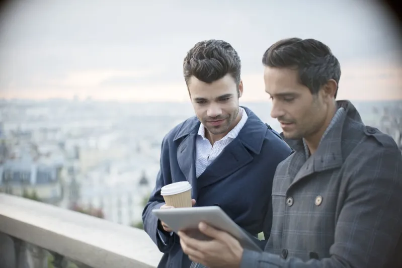 ١٠ أنواع من الأصدقاء سيمرون في حياة كل رجل عربي