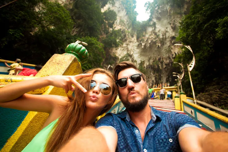 ١٠ أنواع من الأصدقاء سيمرون في حياة كل رجل عربي