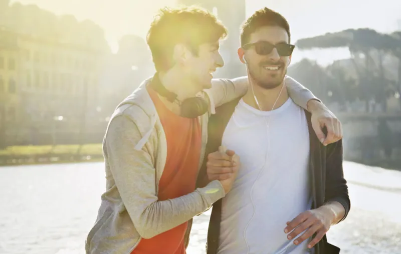 ١٠ أنواع من الأصدقاء سيمرون في حياة كل رجل عربي