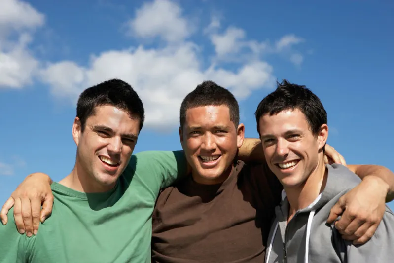 ١٠ أنواع من الأصدقاء سيمرون في حياة كل رجل عربي