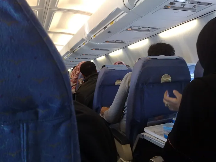 ما السبب الحقيقي لوجود اللون الأزرق داخل الطائرات