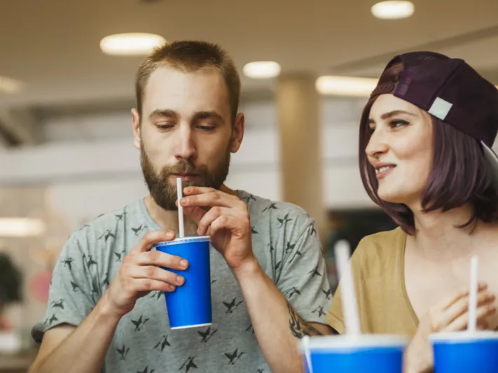 «تسبب العقم وتقتل ١٨٤ ألف شخص سنوياً».. 10 أسباب لتجنب المشروبات الغازية برمضان