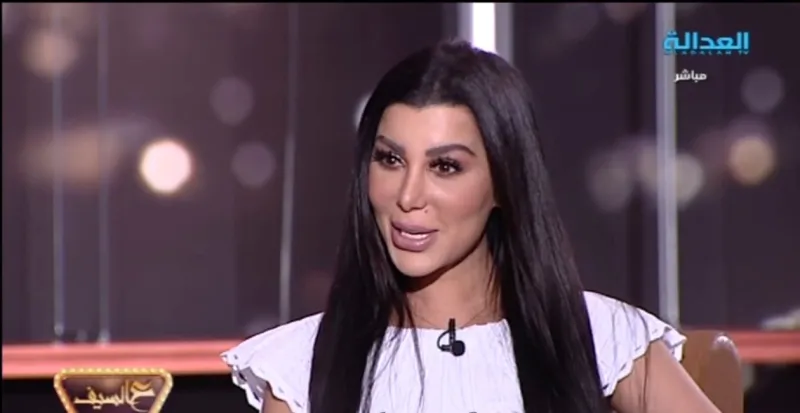 مذيعة تطلب الزواج من ضيفها.. شاهد رد فعل الفنان الخليجي