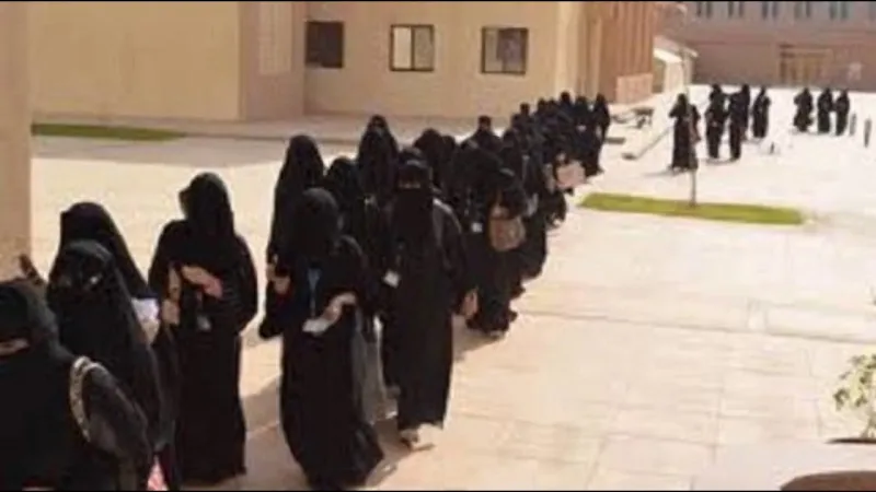 مقطع تقبيل طالبة بالرياض يثير الجدل.. وشاهد عيان يكشف تفاصيل الحادث