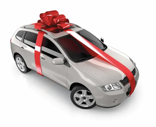 فيديو| شاب يهدي والده سياره فكانت ردة فعله