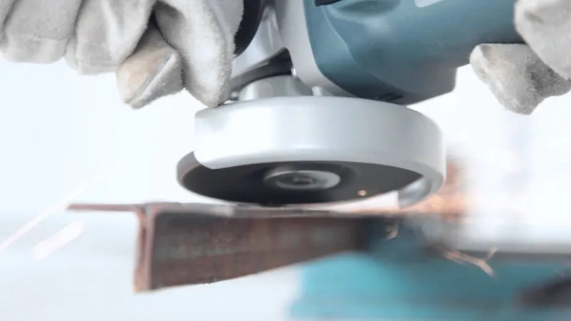 فيديو| شاب يستخدم صاروخ لتنعيم قدمه