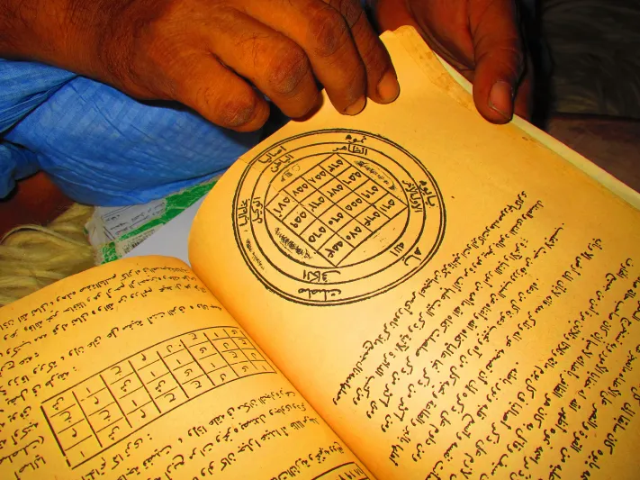 فيديو| ضبط ساحرة أثناء تصويرها طلاسم بالرياض