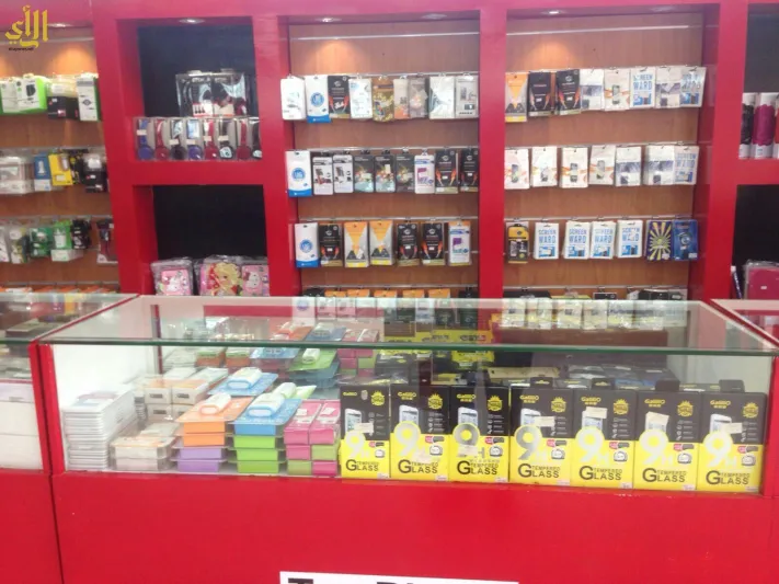 فيديو| الجهات الأمنية تغلق أبواب مجمع اتصالات كبير