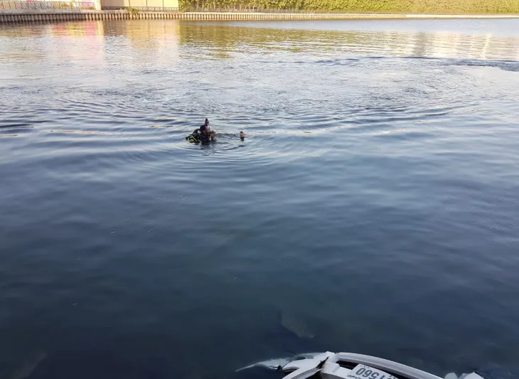 فيديو| لحظة إنقاذ سائق سقطت مركبته في بحيرة خالد