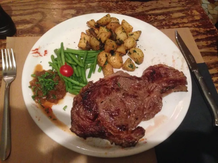 مطعم إماراتي يقدم لحوماً حلالاً غير معتادة