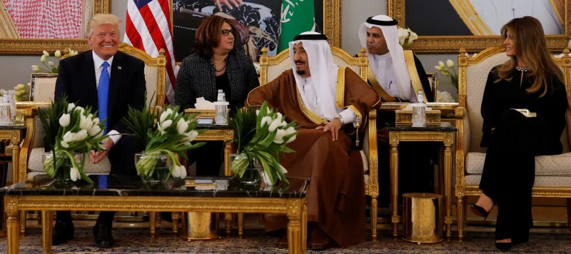 فيديو| الملك سلمان يشرح للرئيس ترامب معنى هزّ فنجان القهوة