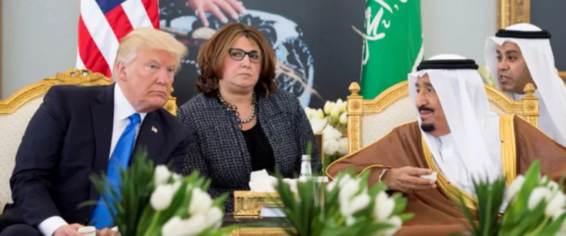 فيديو| الملك سلمان يشرح للرئيس ترامب معنى هزّ فنجان القهوة