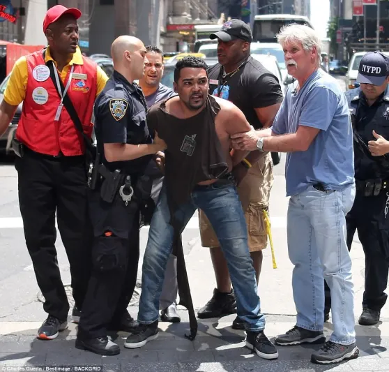 فيديو| لحظة دهس المارة في «تايمز سكوير».. وصور هستيرية للسائق