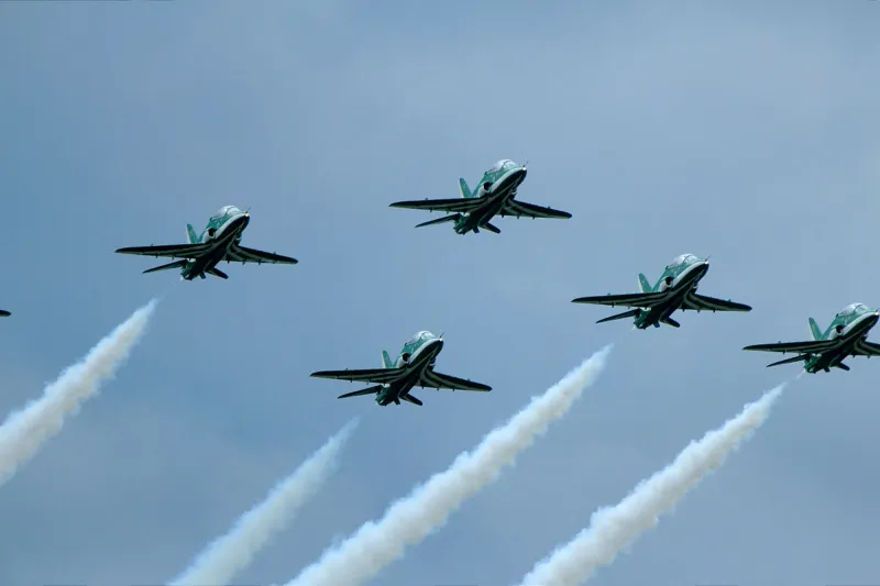 فيديو| هكذا حلقة الصقور السعوديه فوق طائرة الرئيس ترامب