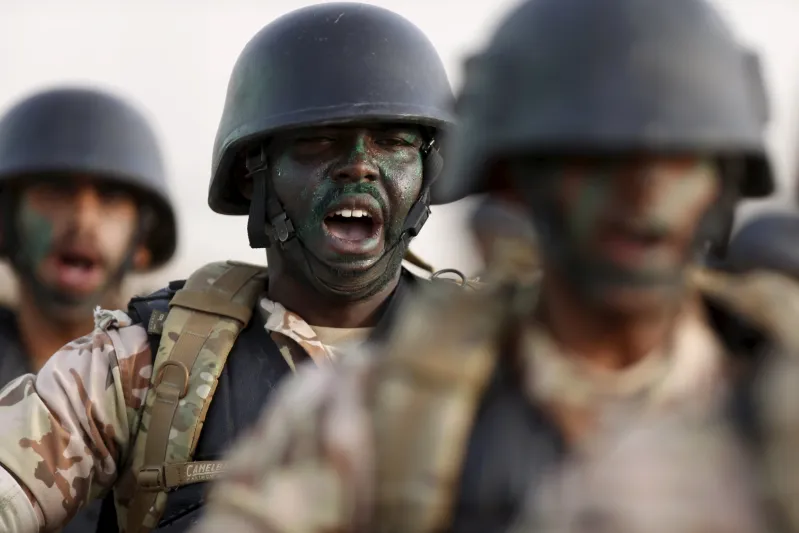 فيديو| قوات الصاعقة السعودية.. أكل ثعابين وسلخ أرانب حية