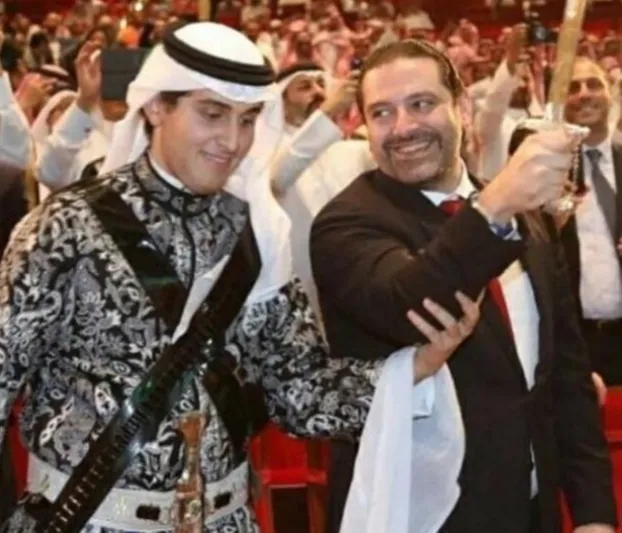 صور| شاهد الحريري يؤدي العرضة السعودية فرحاً بابنه