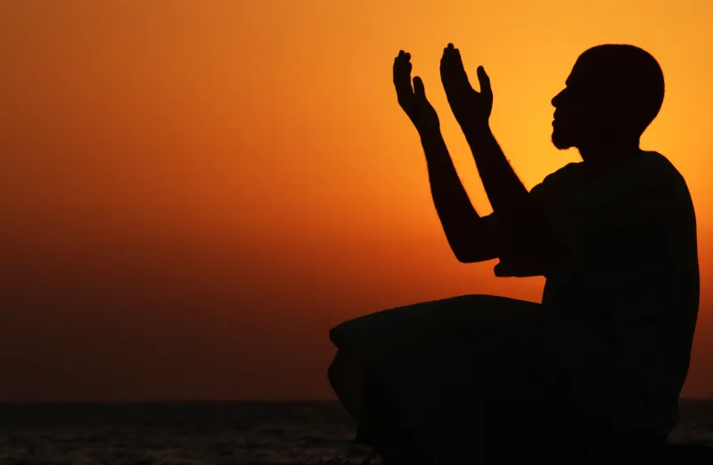 هل تراودك الأفكار ويقل تركيزك أثناء الصلاة؟ هكذا تزيد خشوعك أمام الله