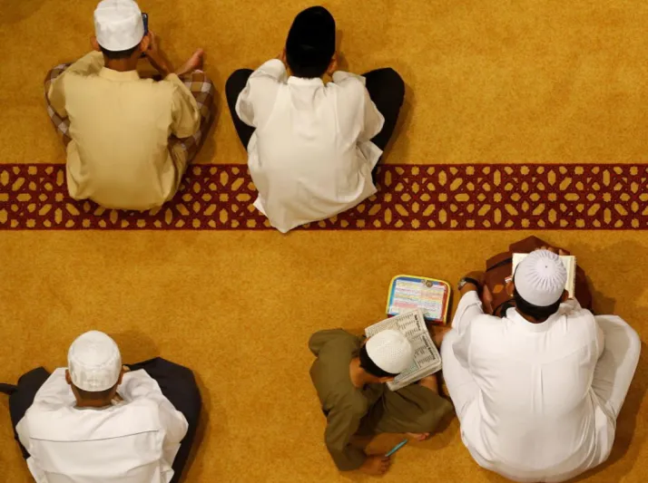 النوم والطعام والتدين.. هكذا يبدل رمضان حياة المسلمين