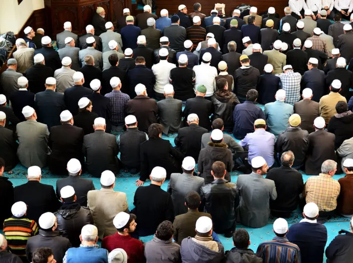 النوم والطعام والتدين.. هكذا يبدل رمضان حياة المسلمين